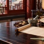 後宮の机に置かれた巻物と薬研のイメージ