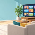 リビングのテレビに動画配信サービスの作品一覧が並ぶイラスト
